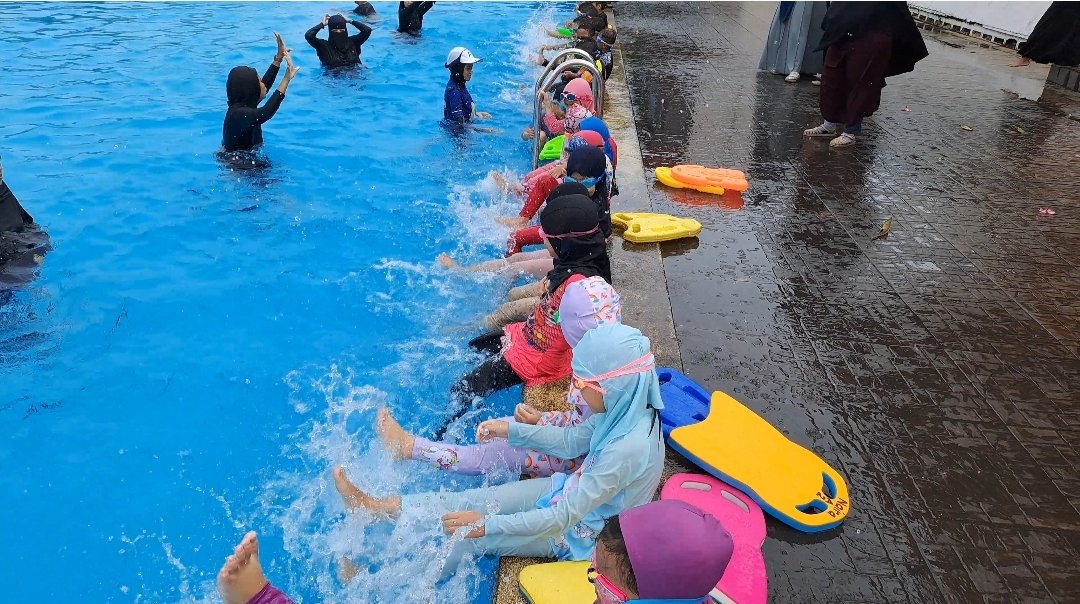 Intrakurikuler Swim Activity with TKIPT Ibnu Umar Ciputat